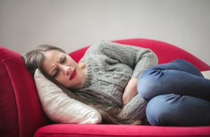 Mujer con dolor de barriga