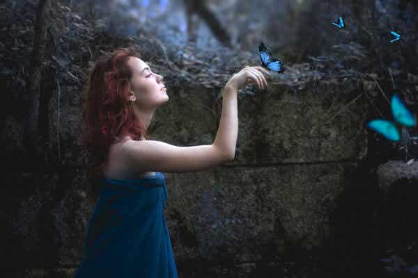 Mujer con mariposas azules