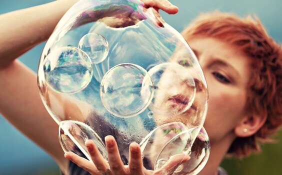 mujer con pompas de jabón potenciando su cerebro creativo