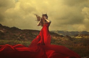mujer con vestido rojo que expresa las emociones
