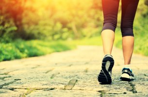 Mujer con zapatillas de deporte caminando