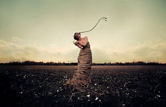 mujer atada con cuerdas para simbolizar la ira y depresión