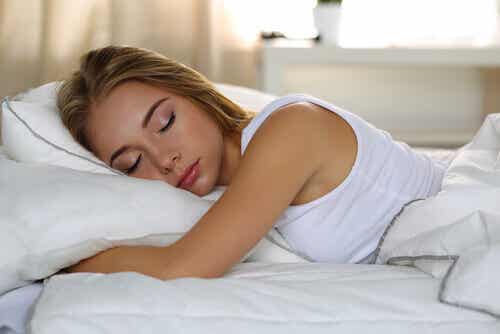 Mujer durmiendo sola en la cama