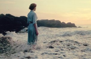 mujer en el mar que sufre angustia