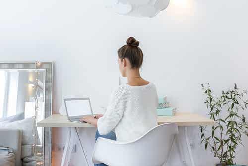 Mujer en un escritorio con decoración minimalista