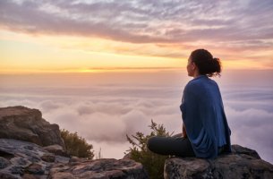Mujer en la cima de una montaña