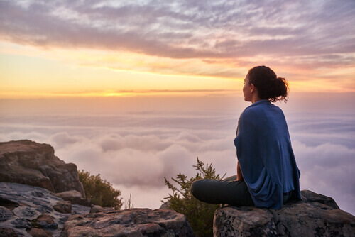 Mujer en la cima de una montaña