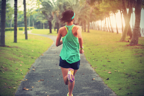 Mujer haciendo deporte por un camino