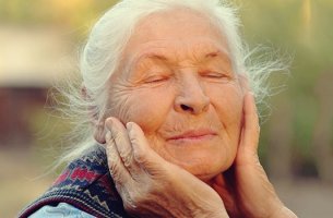 mujer mayor con ojos cerrados simbolizando la regulación de las emociones en la vejez