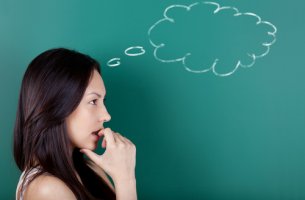 Mujer pensando en métodos para optimizar la memoria