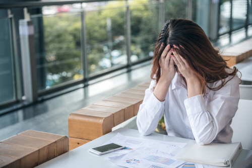 Femme inquiète symbolisant l'impuissance apprise de Martin Selingman