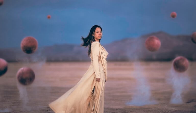 Mujer rodeada de esferas