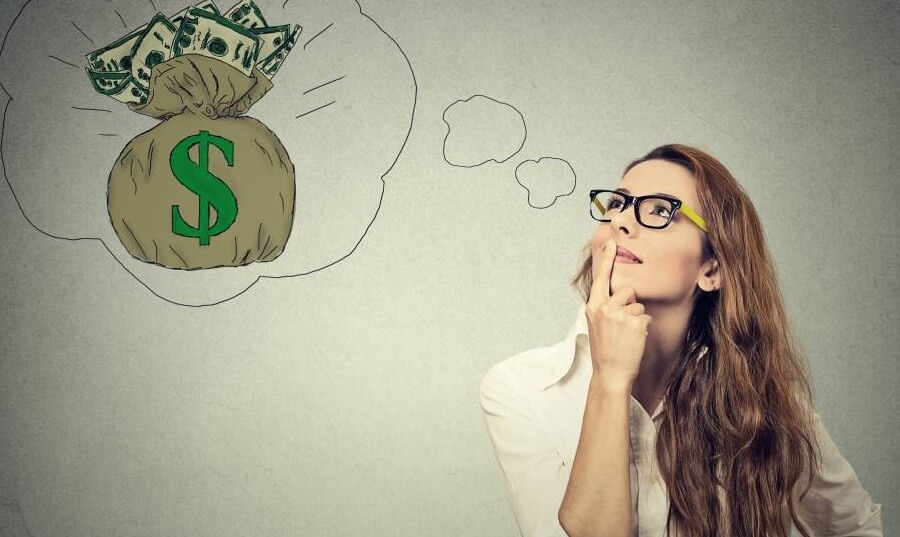 Mujer pensando en dinero