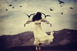 mujer sostenida por pájaros que intenta huir de sus nudos emocionales