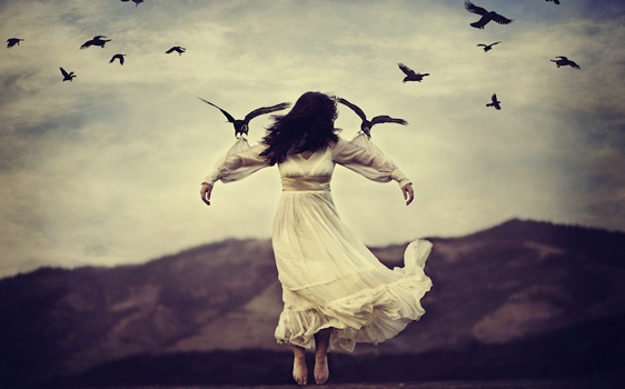 mujer sostenida por pájaros representando el lenguaje de la depresión