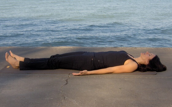 mujer practicando técnicas de relajación para dormir mejor
