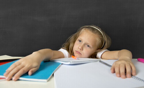 Niña aburrida por los deberes