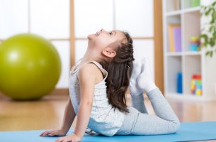 Niña haciendo yoga