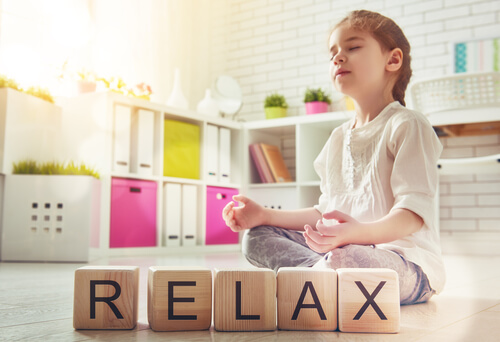 Niña meditando