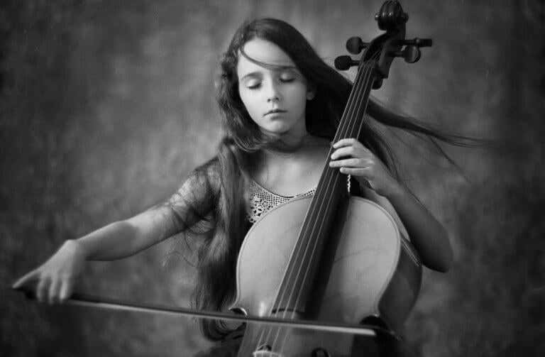 Niña tocando un violín