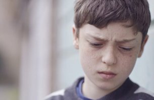 Niño con expresión triste