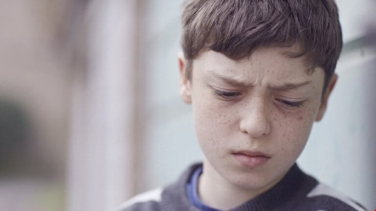 Niño con expresión triste
