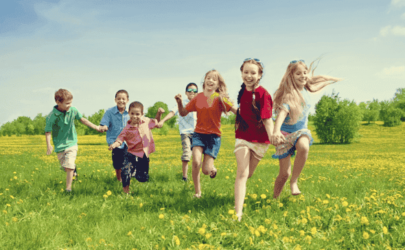 niños corriendo en campo simbolizando la educación en valores