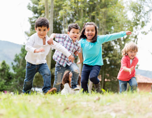 Niños jugando en el campo