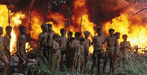 Niños salvajes con fuego