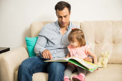 Padre leyendo con su hija