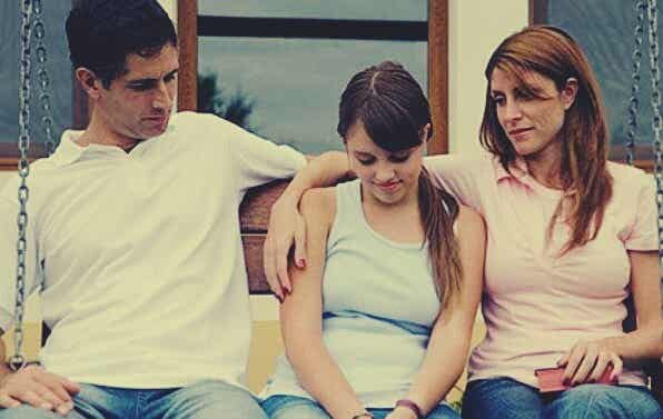 padres hablando con su hija sobre el embarazo adolescente