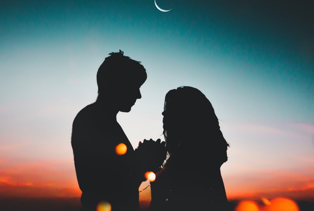 pareja dedicándose admiración y amor