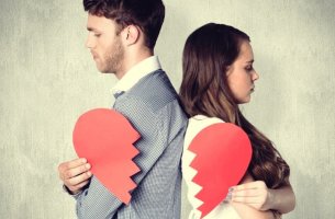 pareja con corazón roto simbolizando los mitos sobre la infidelidad