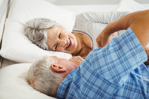 Pareja de personas mayores en la cama para representar la sexualidad en la tercera edad