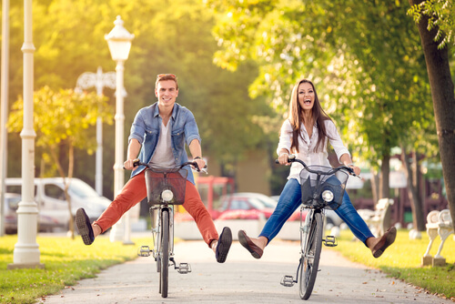 Pareja en bicicleta