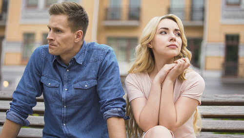 Pareja en silencio simbolizando los factores que acaban con el amor de pareja