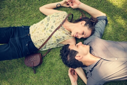 Pareja tumbada en el césped
