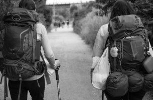 Peregrinos haciendo camino de Santiago para representar la communitas