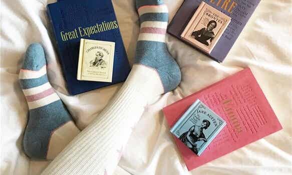 persona con calcetines representando el arte de disfrutar al leer antes de dormir