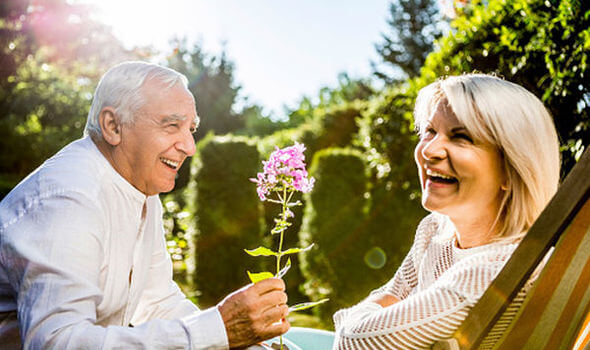 Pareja de personas mayores felices