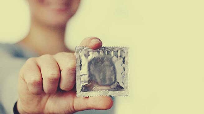 preservativo para prevenir las enfermedades de transmisión sexual (ETS)