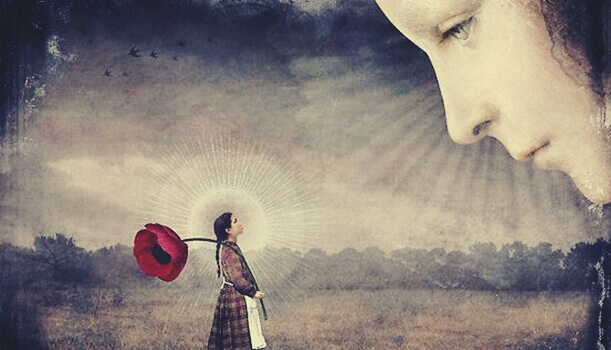 Rostro observando a una niña con una flor gigante