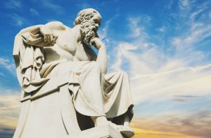 escultura simbolizando las lecciones de vida de Sócrates
