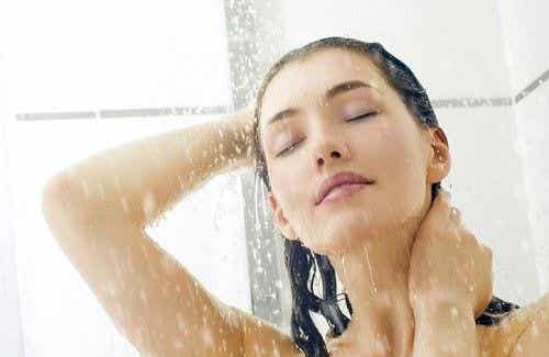 mujer tomando una ducha representando esos momentos en que no quieres ni levantarte