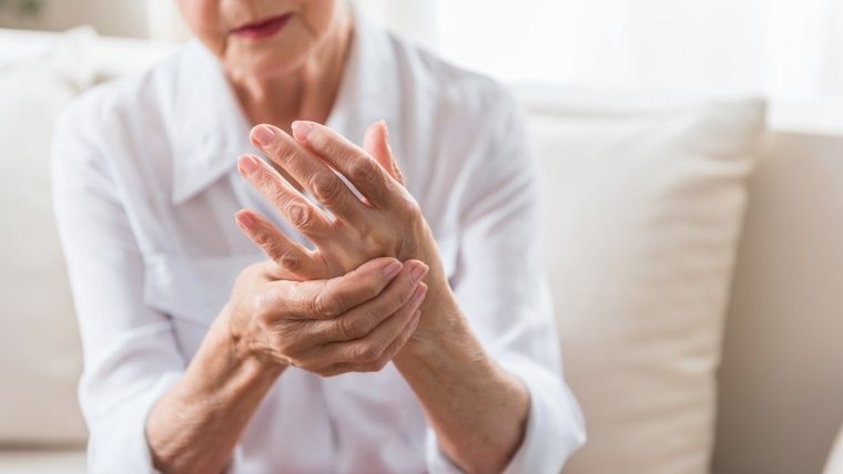 Mujer cogiendo su mano