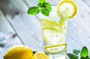 Agua con limón