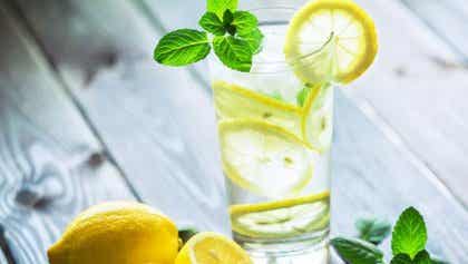 Agua con limón para aumentar la acetilcarnitina