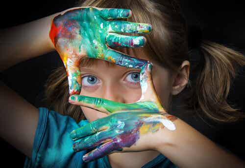 Niño con manos con pintura simbolizando el cerebro de los niños superdotados