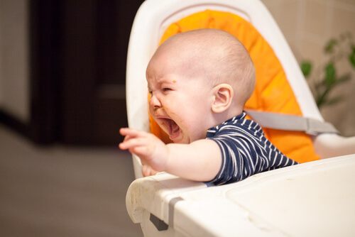 Bebé llorando por comida