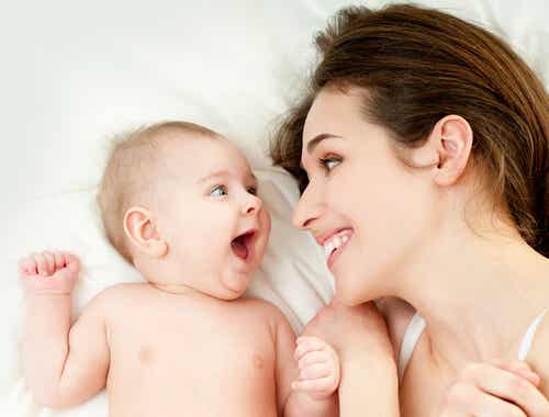 Bebé mirando a su madre simbolizando los tipos de apego